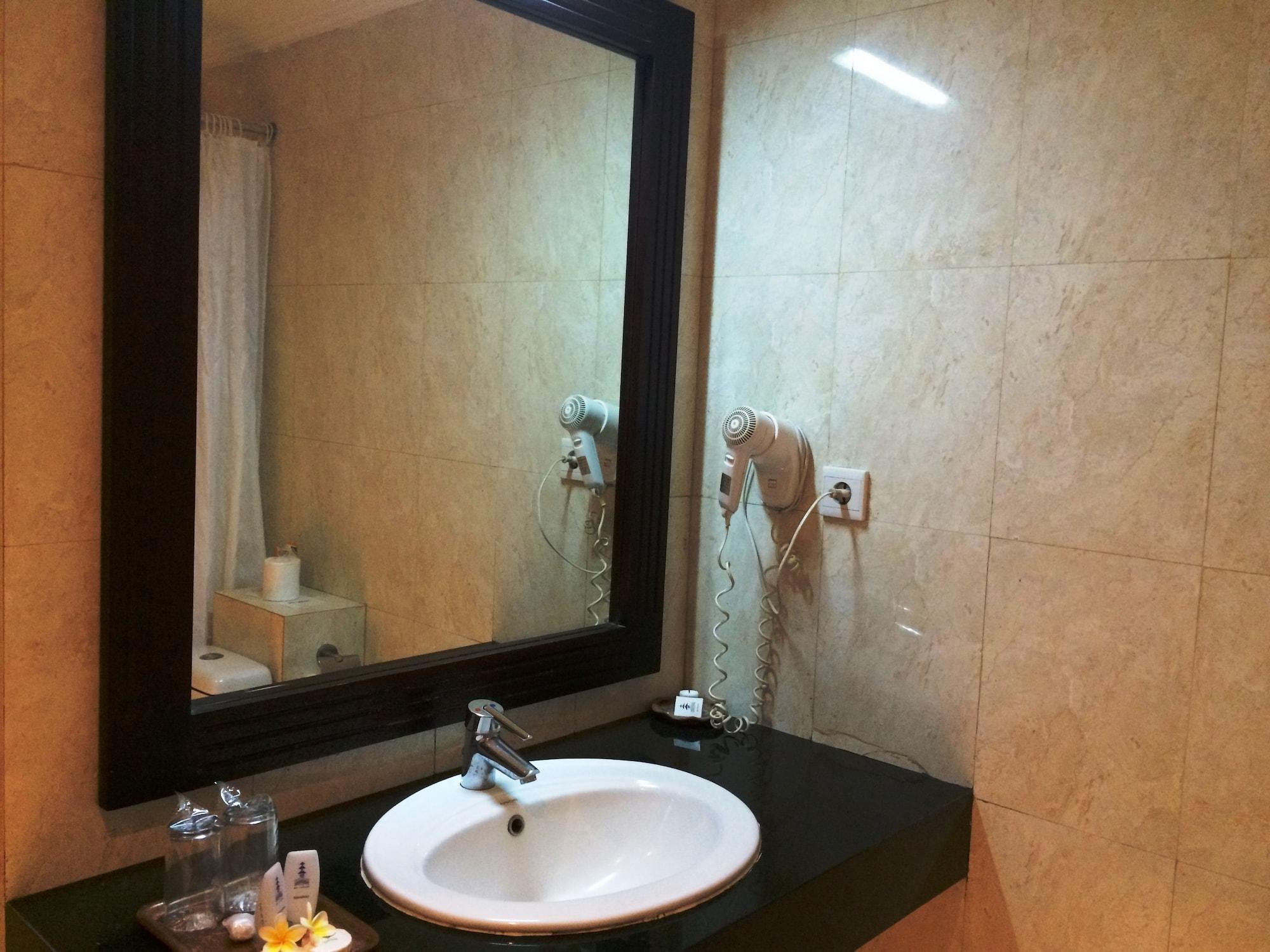 Puri Raja Hotel Легиан Екстериор снимка