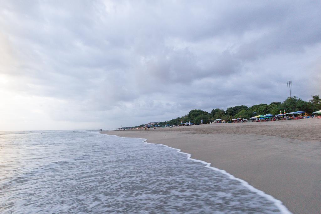 Puri Raja Hotel Легиан Екстериор снимка